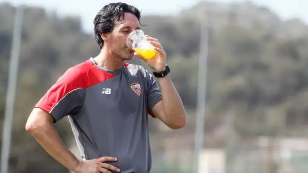 Unai Emery with a cup of blood dyed orange so as not to look sus.