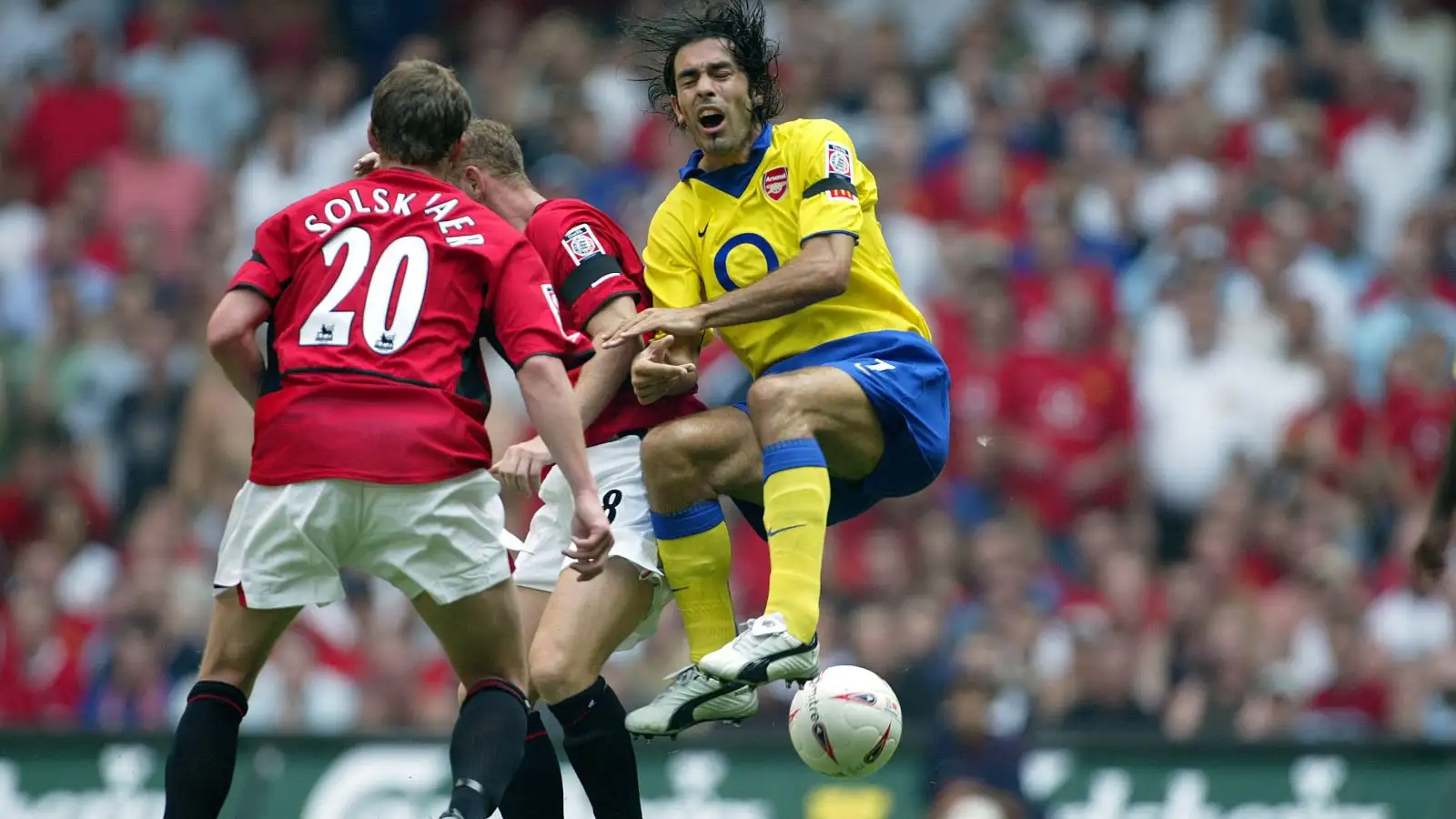 ROBERT PIRES & NICKY BUTT ARSENAL V MANCHESTER UNITED MILLENIUM STADIUM CARDIFF WALES 10 August 2003